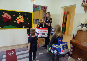 Na zdjęciu widać dzieci ze Strażą Miejską.