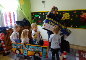 Na zdjęciu widać dzieci ze Strażą Miejską.