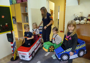 Na zdjęciu widać dzieci ze Strażą Miejską.