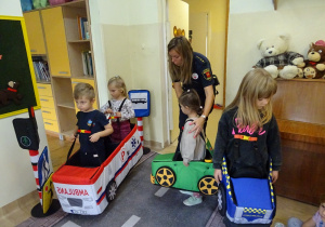 Na zdjęciu widać dzieci ze Strażą Miejską.