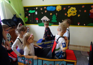 Na zdjęciu widać dzieci ze Strażą Miejską.