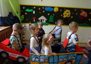 Na zdjęciu widać dzieci ze Strażą Miejską.