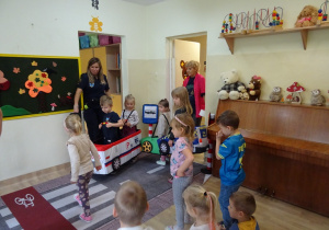 Na zdjęciu widać dzieci ze Strażą Miejską.