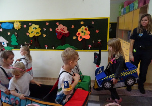 Na zdjęciu widać dzieci ze Strażą Miejską.