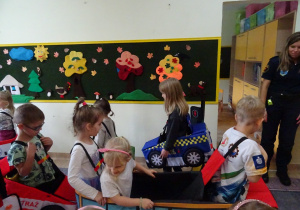 Na zdjęciu widać dzieci ze Strażą Miejską.