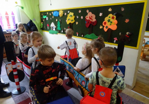 Na zdjęciu widać dzieci ze Strażą Miejską.