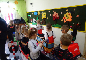 Na zdjęciu widać dzieci ze Strażą Miejską.