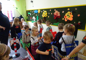 Na zdjęciu widać dzieci ze Strażą Miejską.