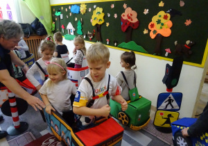 Na zdjęciu widać dzieci ze Strażą Miejską.