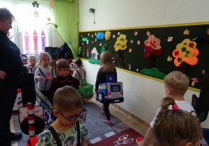 Na zdjęciu widać dzieci ze Strażą Miejską.