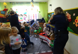 Na zdjęciu widać dzieci ze Strażą Miejską.