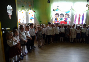 Na zdjęciu widać dzieci na pasowaniu przedszkolaka.