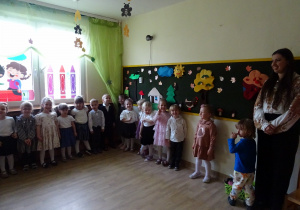 Na zdjęciu widać dzieci na pasowaniu przedszkolaka.