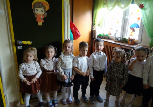 Na zdjęciu widać dzieci na pasowaniu przedszkolaka.