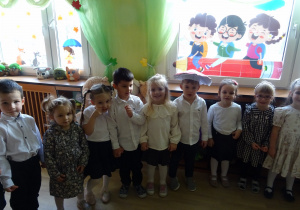 Na zdjęciu widać dzieci na pasowaniu przedszkolaka.