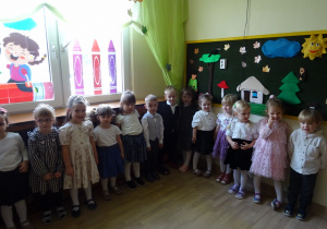 Na zdjęciu widać dzieci na pasowaniu przedszkolaka.
