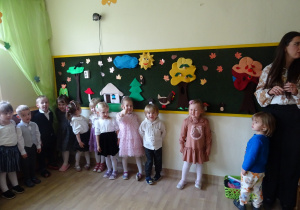 Na zdjęciu widać dzieci na pasowaniu przedszkolaka.