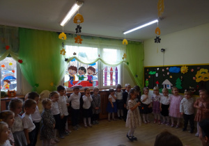 Na zdjęciu widać dzieci na pasowaniu przedszkolaka.