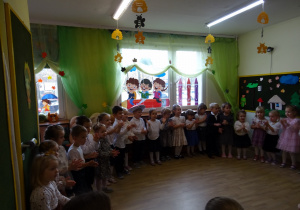 Na zdjęciu widać dzieci na pasowaniu przedszkolaka.