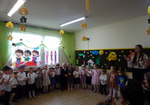 Na zdjęciu widać dzieci na pasowaniu przedszkolaka.