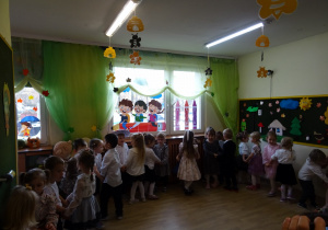 Na zdjęciu widać dzieci na pasowaniu przedszkolaka.