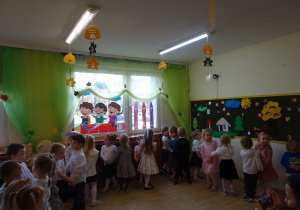 Na zdjęciu widać dzieci na pasowaniu przedszkolaka.