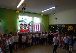 Na zdjęciu widać dzieci na pasowaniu przedszkolaka.