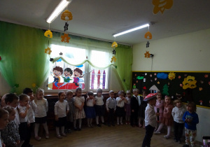 Na zdjęciu widać dzieci na pasowaniu przedszkolaka.