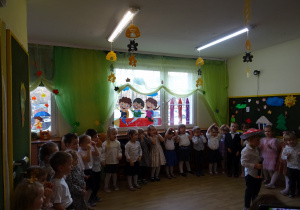 Na zdjęciu widać dzieci na pasowaniu przedszkolaka.