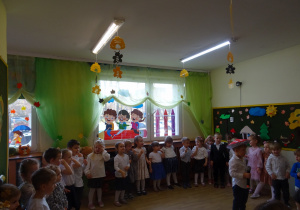 Na zdjęciu widać dzieci na pasowaniu przedszkolaka.