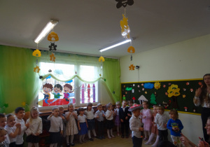 Na zdjęciu widać dzieci na pasowaniu przedszkolaka.