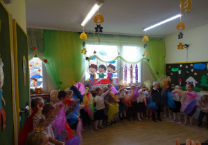 Na zdjęciu widać dzieci na pasowaniu przedszkolaka.