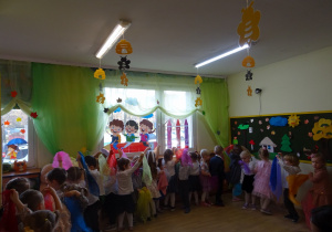 Na zdjęciu widać dzieci na pasowaniu przedszkolaka.