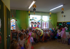 Na zdjęciu widać dzieci na pasowaniu przedszkolaka.