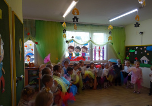 Na zdjęciu widać dzieci na pasowaniu przedszkolaka.