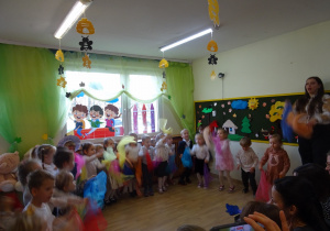 Na zdjęciu widać dzieci na pasowaniu przedszkolaka.