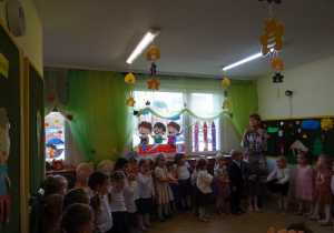 Na zdjęciu widać dzieci na pasowaniu przedszkolaka.