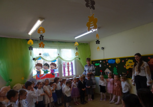 Na zdjęciu widać dzieci na pasowaniu przedszkolaka.