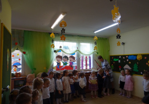 Na zdjęciu widać dzieci na pasowaniu przedszkolaka.