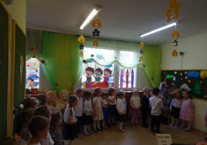 Na zdjęciu widać dzieci na pasowaniu przedszkolaka.