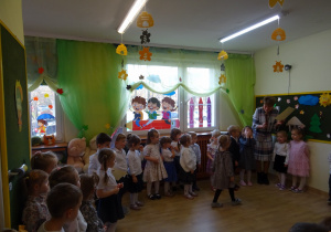 Na zdjęciu widać dzieci na pasowaniu przedszkolaka.