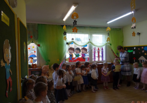 Na zdjęciu widać dzieci na pasowaniu przedszkolaka.