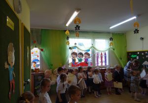 Na zdjęciu widać dzieci na pasowaniu przedszkolaka.