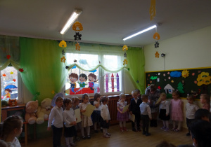 Na zdjęciu widać dzieci na pasowaniu przedszkolaka.