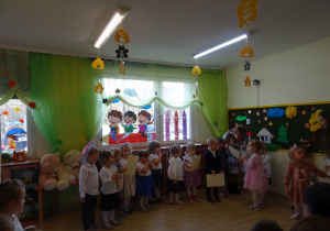 Na zdjęciu widać dzieci na pasowaniu przedszkolaka.