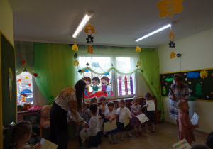 Na zdjęciu widać dzieci na pasowaniu przedszkolaka.