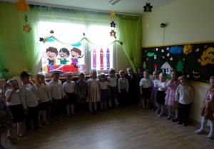 Na zdjęciu widać dzieci na pasowaniu na przedszkolaka.