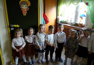 Na zdjęciu widać dzieci na pasowaniu na przedszkolaka.