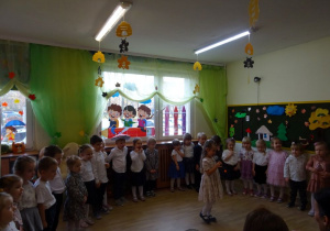 Na zdjęciu widać dzieci na pasowaniu na przedszkolaka.