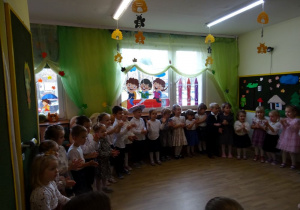 Na zdjęciu widać dzieci na pasowaniu na przedszkolaka.